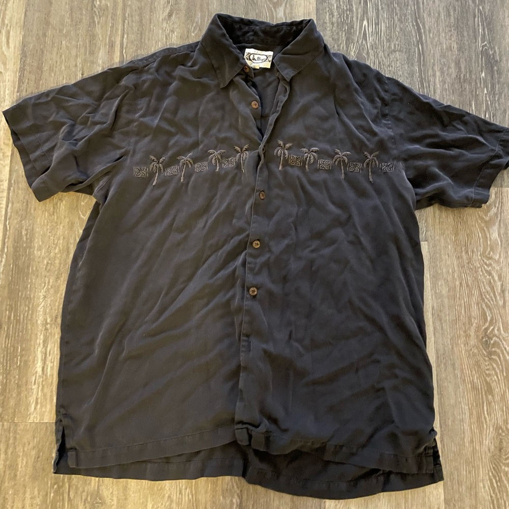mens beachy collared T- Size L